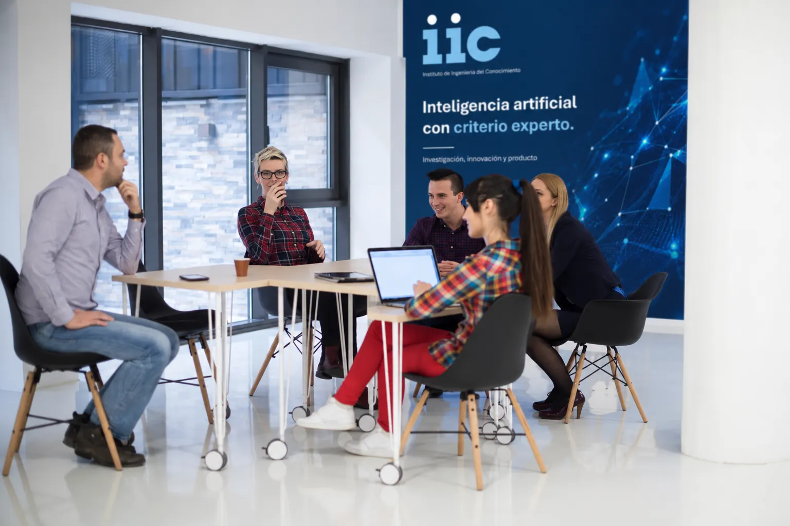 Reunión colaborativa con inteligencia artificial